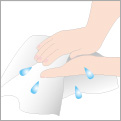 洗った後はきれいなタオルで手を拭きます